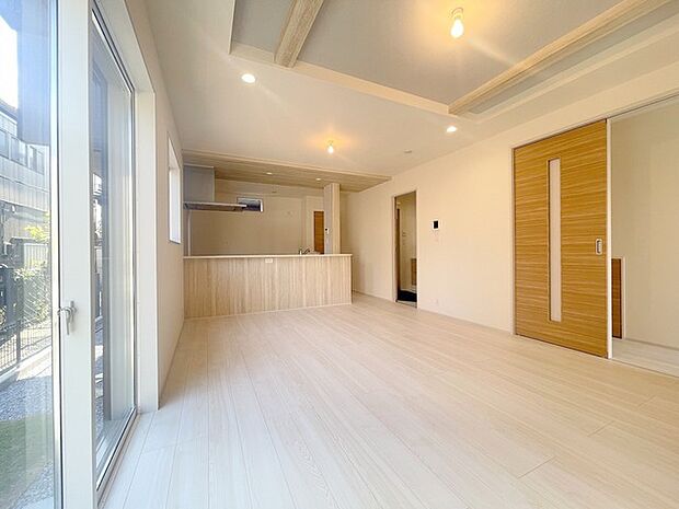 ご家族みんながゆったりくつろげる広々リビング。 