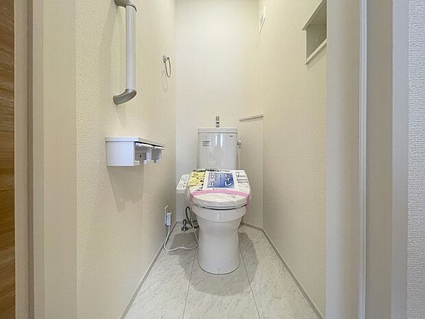 ウォシュレット機能付き。憩いの場としてひそかに注目度の高いお手洗いにもご注目ください。 