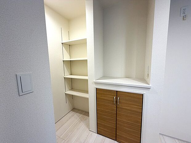 キッチン脇にはパントリースペース