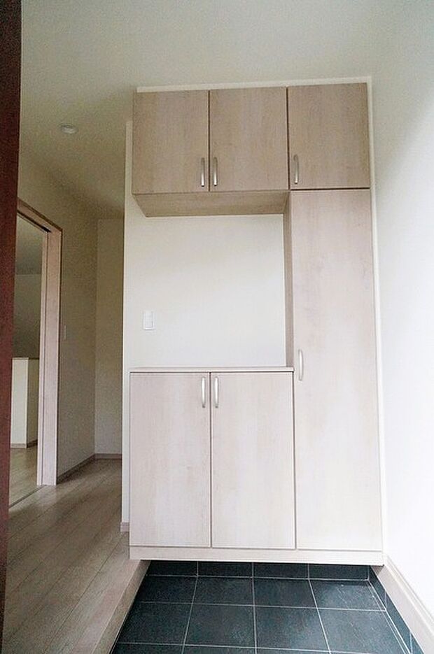 玄関を開けたらシューズボックス、使いやすい配置です。 