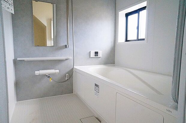広々1坪タイプのゆったり浴室ユニット。防カビ・抗菌素材なのもうれしい。 