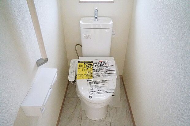 ウォシュレット機能付き。憩いの場としてひそかに注目度の高いお手洗いにもご注目ください。 