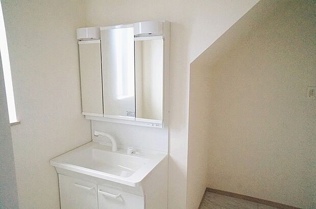 三面鏡を採用した洗面化粧台。鏡の裏にも収納スペースがあります。 