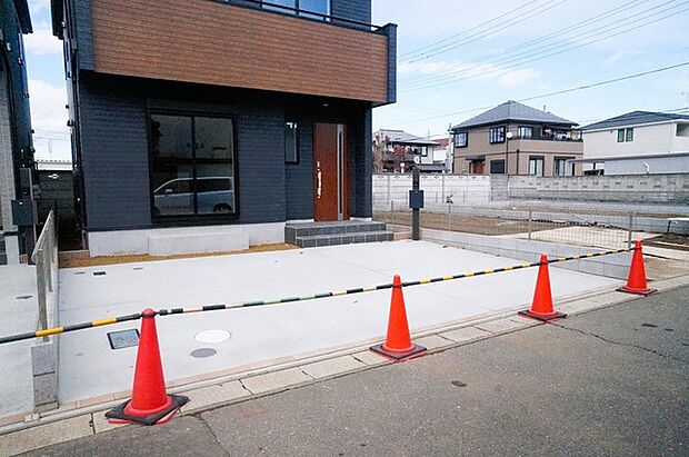 並列2台駐車可能な、ゆとりのカースペースがここに。 