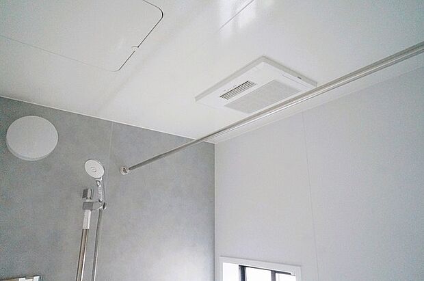 お洗濯ものもカラッと乾くのがうれしい、浴室乾燥機。換気機能も良好なので、その快適さにびっくりすると思います。 