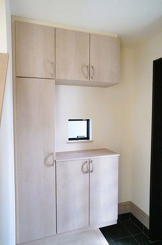 玄関を開けたらシューズボックス、使いやすい配置です。 