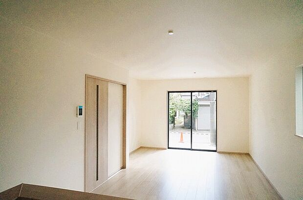 南側に大きな窓を配置、明るいリビングが出来ました。 