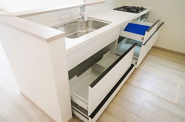 収納たっぷり。調理器具や調味料も出し入れしやすいですね。 