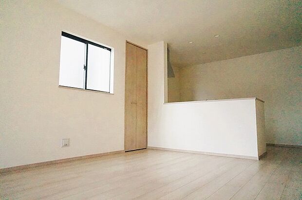 リビング空間とダイニング空間とか使い分けやすい間取り配置。対面式でキッチン立つ人の視界も良好です。 