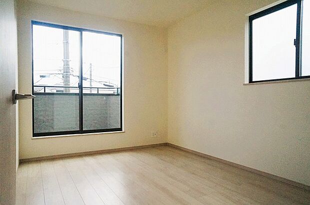 バルコニーからはたっぷりと太陽の光が舞い込みます。 