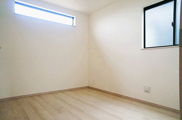 新築の木の匂いのする室内。写真では伝わらないので、ぜひ現地でお確かめください。 