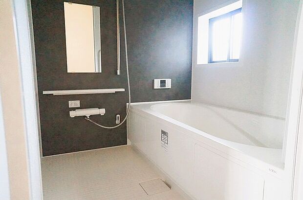 広々1坪タイプのゆったり浴室ユニット。防カビ・抗菌素材なのもうれしい。 