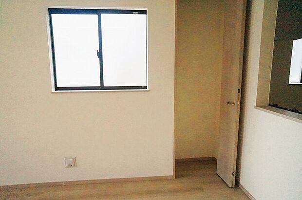 何かとものがあふれやすいリビングに、ちょっと一工夫。うれしい収納空間。 