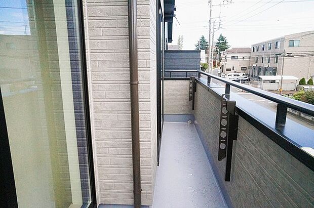 ゆとりの広さを確保したバルコニー。お布団を干すのも、この広さならラクラク。 