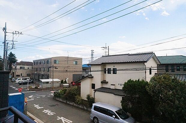 前面の住まいとの距離感があるから、圧迫感を感じません。 