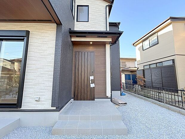 この扉を開けると、新築の木の匂いが待ってます。 