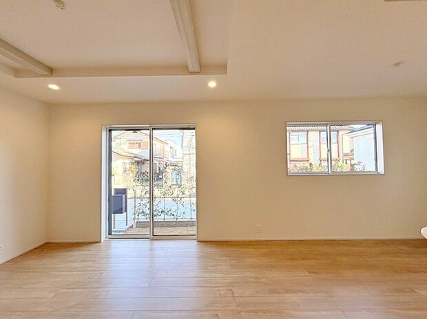 日当たりのいいリビングは心地よく、落ち着いて暮らせます。 