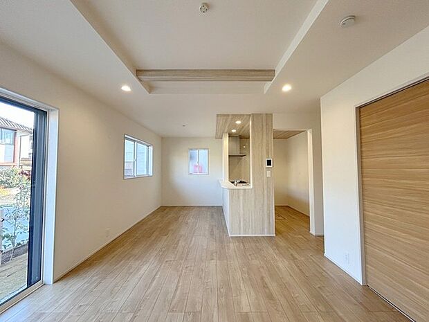 リビング空間とダイニング空間とか使い分けやすい間取り配置。対面式でキッチン立つ人の視界も良好です。 