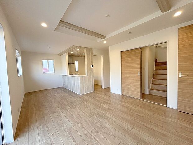 リビングに自然と人が集まるリビングスルー階段採用プラン。 