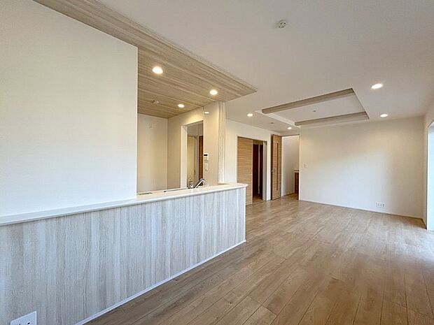 開放的なこの空間がお客様をお出迎えします。ＬＤＫは17帖。 