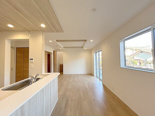 南側に大きな窓を配置、明るいリビングが出来ました。 