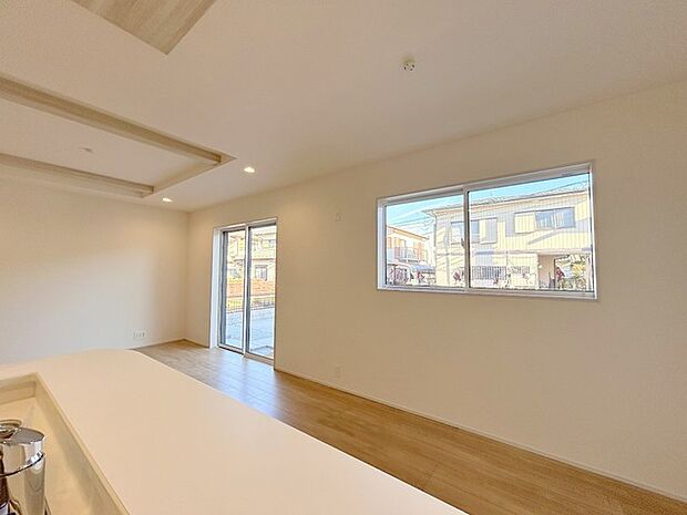 ダイニングテーブルと椅子の周りに採光窓がある、明るいダイニングスペースです。 