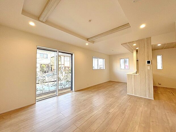 お洒落な折上げ天井。開放感と採光にこだわった、17帖のＬＤＫ。 