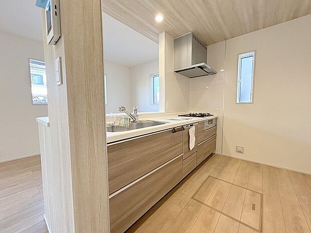 料理をしながらでも、ご家族との会話を楽しめる対面キッチン。 