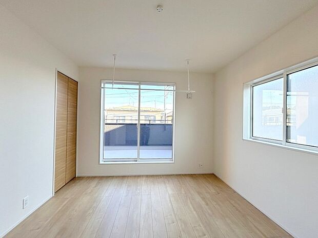 大事な日当たりは、大きな窓から。バルコニーからたっぷりと太陽の光が舞い込みます。 