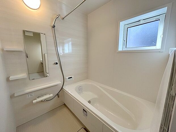 広々1坪タイプのゆったり浴室ユニットは半身浴もゆっくり楽しめるベンチバス仕様。防カビ・抗菌素材なのもうれしい。 