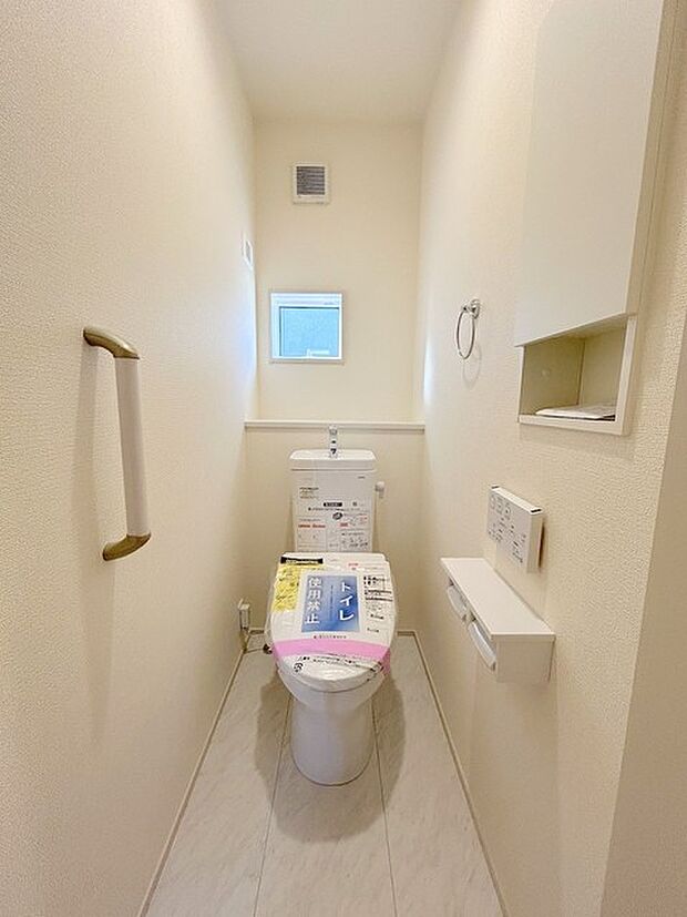 ウォシュレット機能付き。憩いの場としてひそかに注目度の高いお手洗いにもご注目ください。 