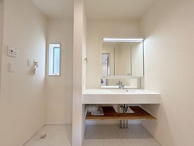 お出かけ前の身だしなみに一歩差がつく三面鏡。ゆとりの洗面スペースで、朝の身支度もスムーズに。 