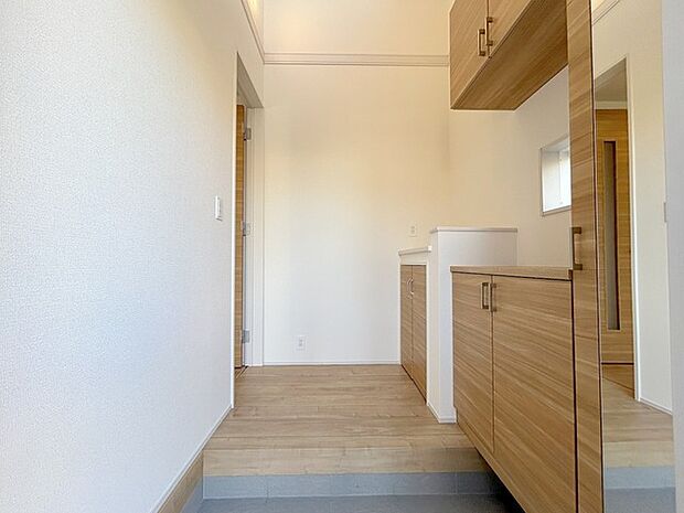 玄関を開けたらシューズボックス、使いやすい配置です。 