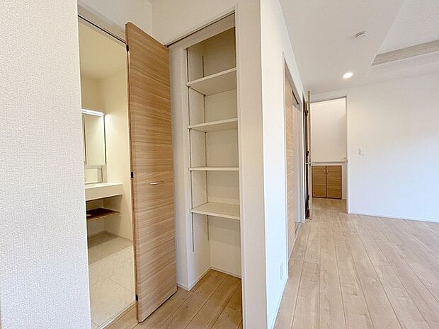 廊下や玄関の共用部には、こんな収納があるととっても便利です。 