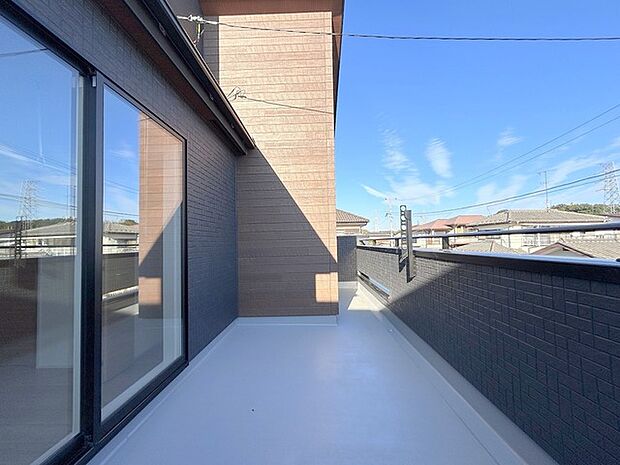 ゆとりの広さを確保したバルコニー。お布団を干すのも、この広さならラクラク。 