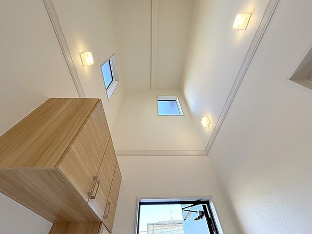 開放的な吹抜けから、自然な光が降り注ぎます。 