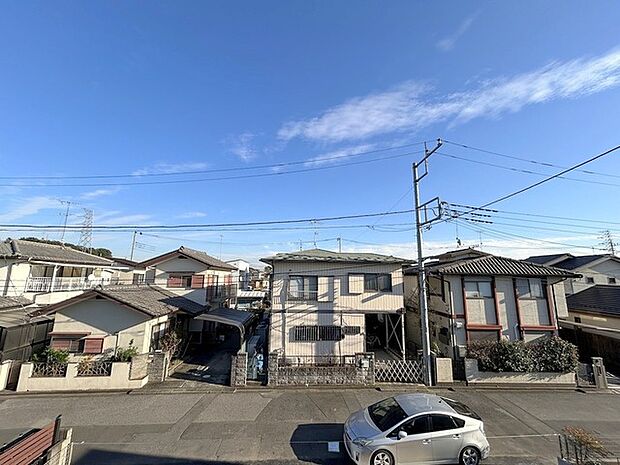 前面の住まいとの距離感があるから、圧迫感を感じません。 