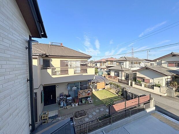 あたり一帯に住宅が広がる立地、住宅地ならではのロケーション。 