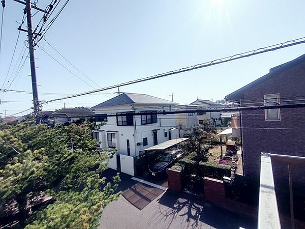 住宅街の中の一戸建て、あたりはほとんど住宅です。