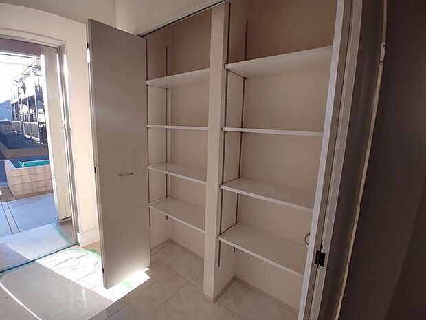 家族の履物が全部しまえる、ワイドな玄関収納。 