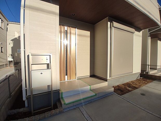 ポーチのついた新築分譲物件。玄関の印象はいかがでしょうか？入口からご覧ください。 