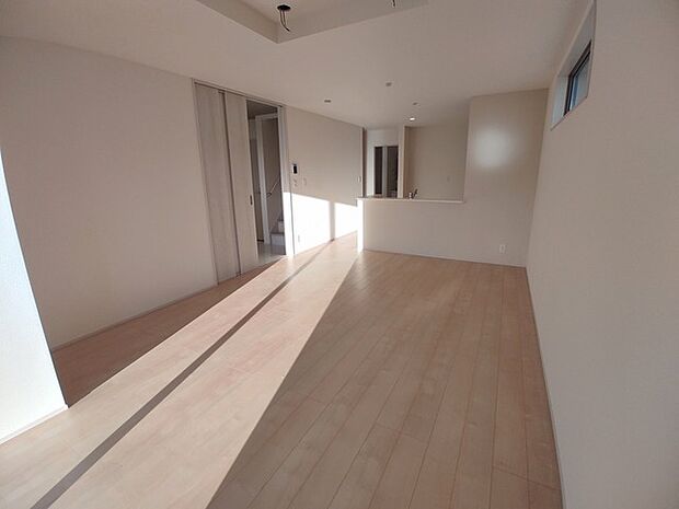 開放的なこの空間がお客様をお出迎えします。ＬＤＫは18帖。  