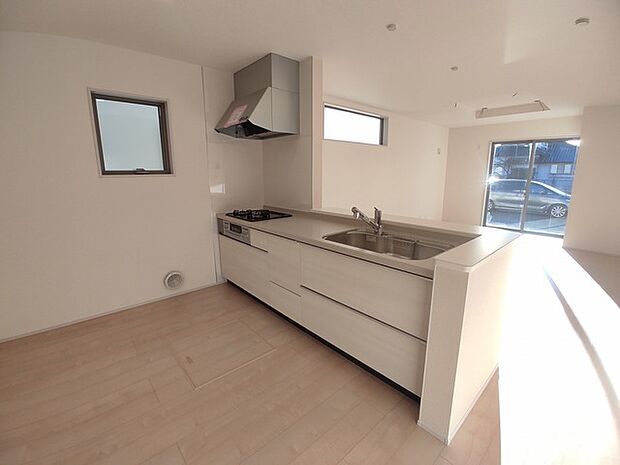 カウンターからはリビングが広く見渡せ、ご家族とのコミュニケーションも弾みます。 