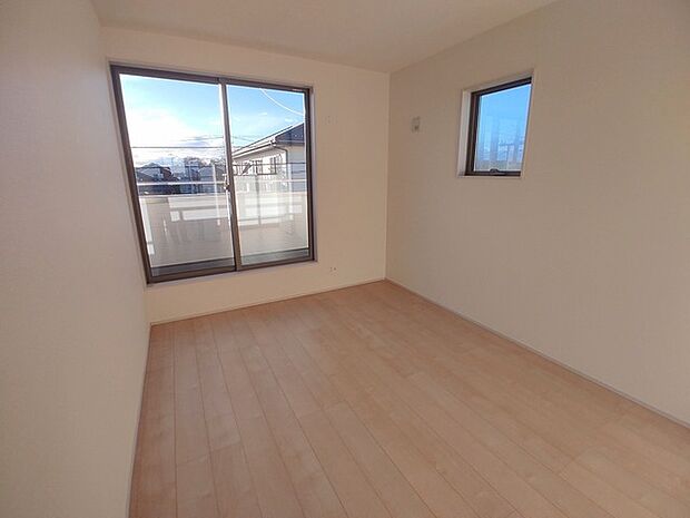 バルコニーからはたっぷりと太陽の光が舞い込みます。 