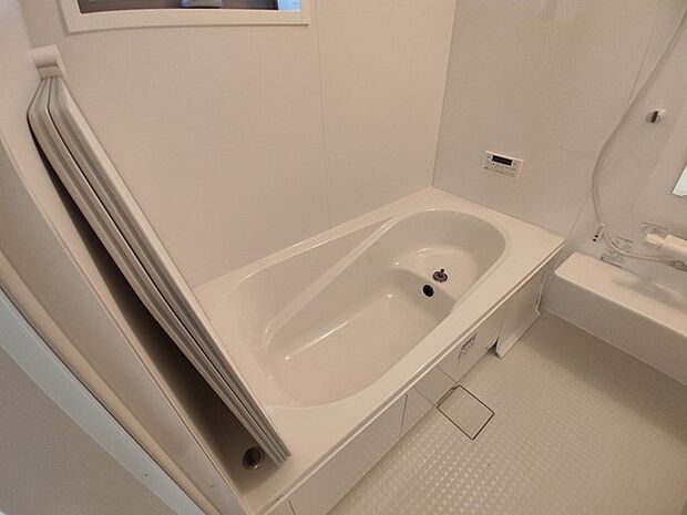 広々1坪タイプのゆったり浴室ユニットは半身浴もゆっくり楽しめるベンチバス仕様。防カビ・抗菌素材なのもうれしい。