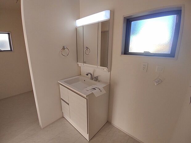 三面鏡を採用した洗面化粧台。鏡の裏にも収納スペースがあります。 