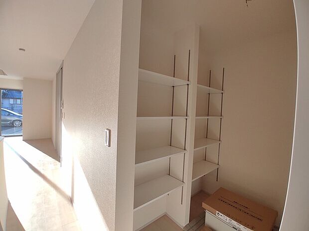 全居室はもちろん、共用スペース収納もあり、すっきり片づけて広く使えます。