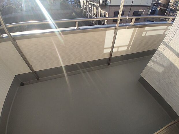 ゆとりの広さを確保したバルコニー。お布団を干すのも、この広さならラクラク。 