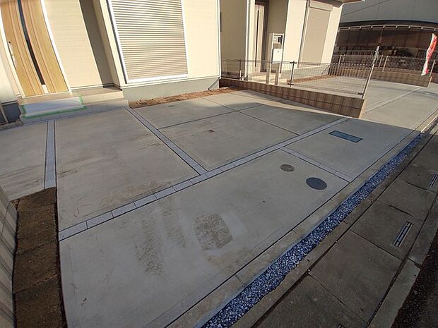 並列2台駐車可能な、ゆとりのカースペースがここに。 