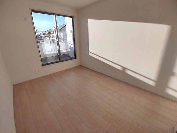 広々バルコニーから、たっぷり太陽の恵みが得られます。 